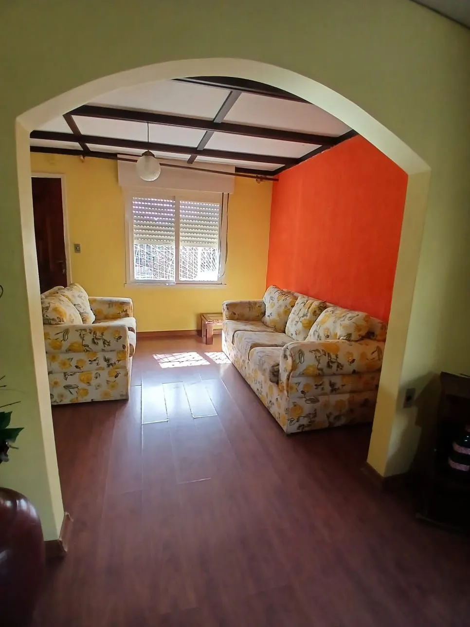 Imagem Ampla casa com patio no bairro Rubem Berta .