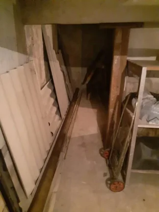 Imagem Casa térrea com 6 metros de frente por 30 metros da frente aos fundos, em lage e telhado, com piso ...