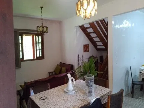 Imagem VENDA DE CASA NO COPACO, EM ARUJÁ/SP, 147m² com 3 suítes, quintal amplo, churrasqueira, sala de estar e jantar e garagem coberta. CONSULTE-NOS.