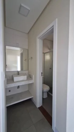 Imagem Apartamento com 2 dormitórios em Garopaba, 1 suíte, semi mobiliado, condomínio com salão de festas. Segurança, pets permitidos e ótima localização.
