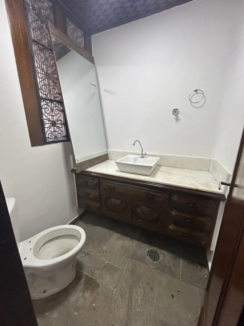 Imagem Residência Espaçosa e Moderna no Jardim Vergueiro: Três Quartos, Suíte e Ampla Área Externa
