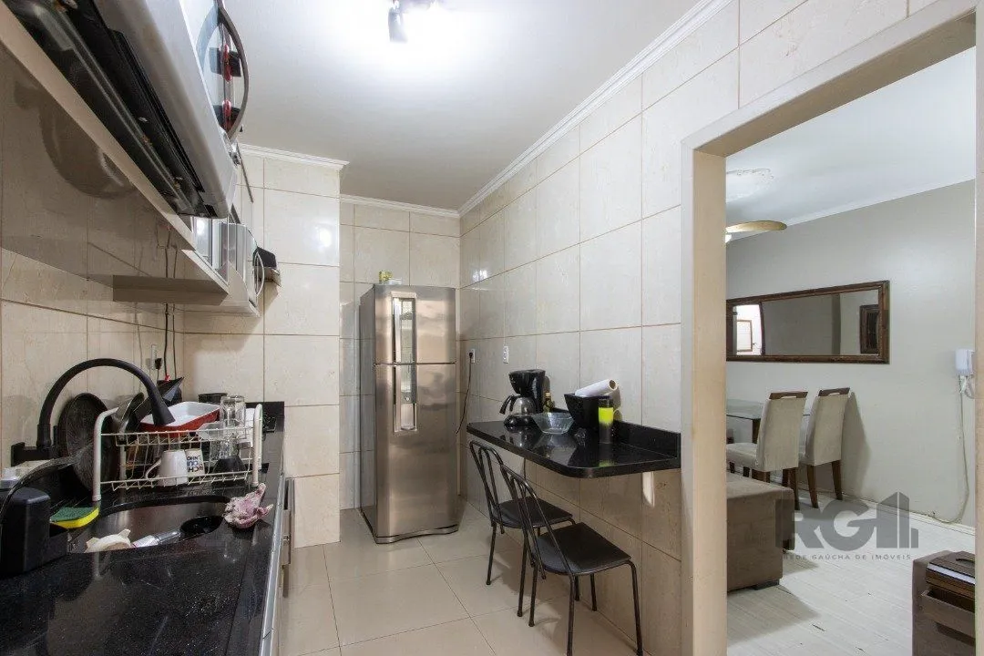 Imagem Apartamento com 70m² de área privativa, possui 3 dormitórios, sala para 2 ambientes, banheiro social, cozinha com móveis planejados e área de serviço.