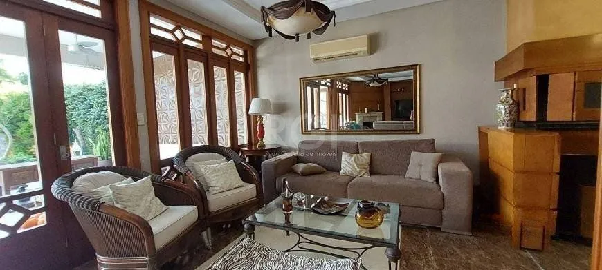 Imagem Excelente casa de 386m² com 04 dormitórios sendo 03 suítes.