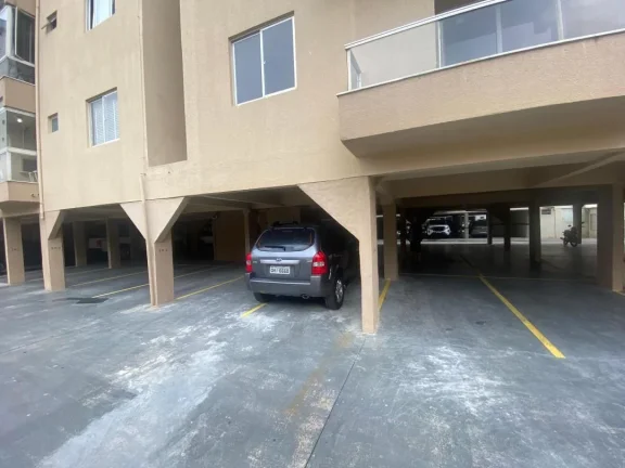Imagem Apartamento mobiliado com churrasqueira a carvão e varanda na quadra mar na praia de Gravatá em Navegantes a venda pela Imobiliária Adriano Carpes
