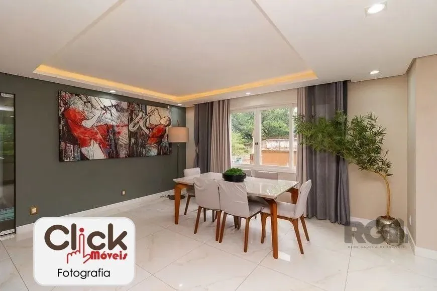 Imagem Apartamento 4 dormitórios, sendo 1 suíte, 193 m² de área privativa e 2 vaga(s) de garagem. Localizado na Rua/Av. Carlos Gomes, no bairro Auxiliadora em Porto Alegre.