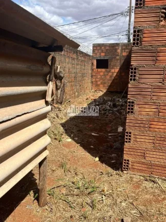 Imagem Casa padrão semiacabada à venda no bairro Lourdes em Uberaba
