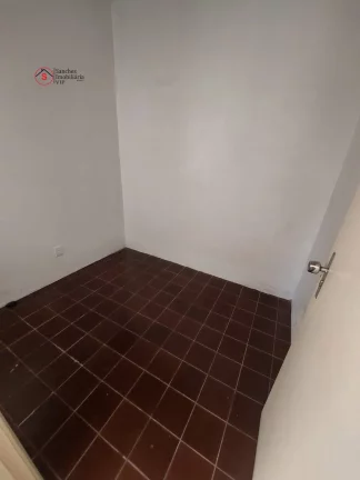 Imagem CASA ASSOBRADADA A VENDA, 500 METROS DE TERRENO. 4 DORMITÓRIOS, SENDO 2 SUITES (1 DELAS COM CLOSET E VARANDA), 2 SALAS GRANDES COM AR CONDICIONADO.