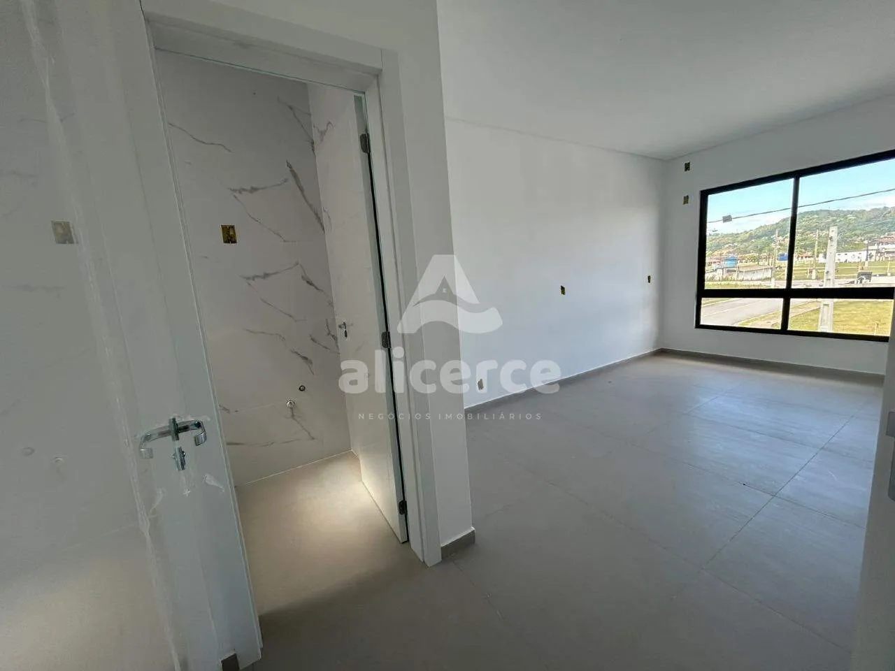 Imagem Sobrado à venda com 2 quartos 2 suítes, 87m² em Forquilhas São José
