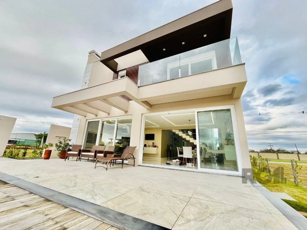Imagem Casa para Comprar com 3 Suítes em Lote Molhado no Península Ponta da Figueira