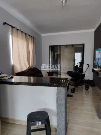 Casa à venda no Loteamento Ilha Bela, Uberaba: 2 dormitórios, cozinha, garagem coberta e muito mais!