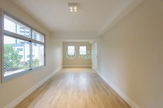 Imagem Conforto e praticidade são reunidos neste apartamento de três suítes no Campo Belo. Saindo do hal...