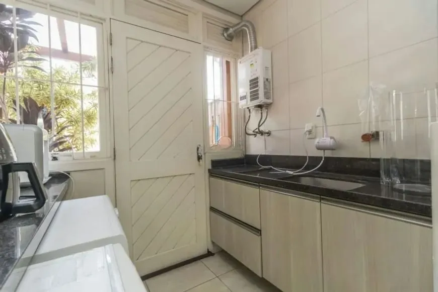 Imagem Casa Seminova 3 Dorm com Pátio e 4 Vagas no Jardim Planalto