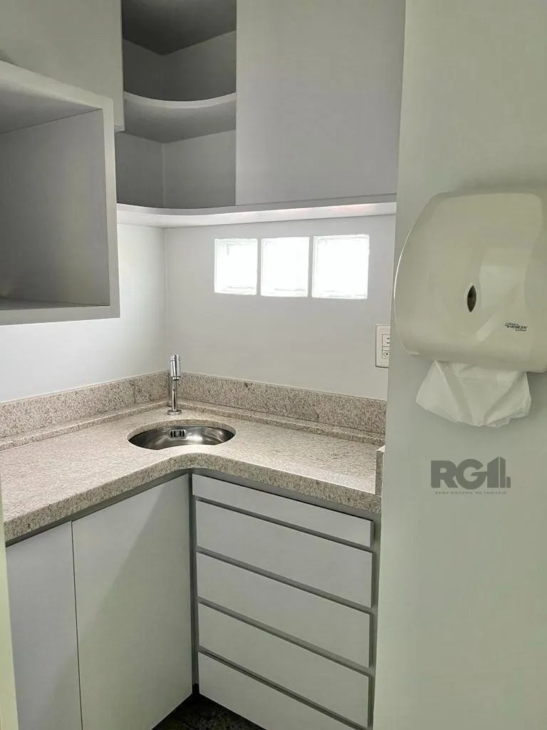 Imagem Conjunto comercial para comprar totalmente mobiliado e desocupado, localizado na prestigiada Rua Felipe Camarão, em frente à Redenção.