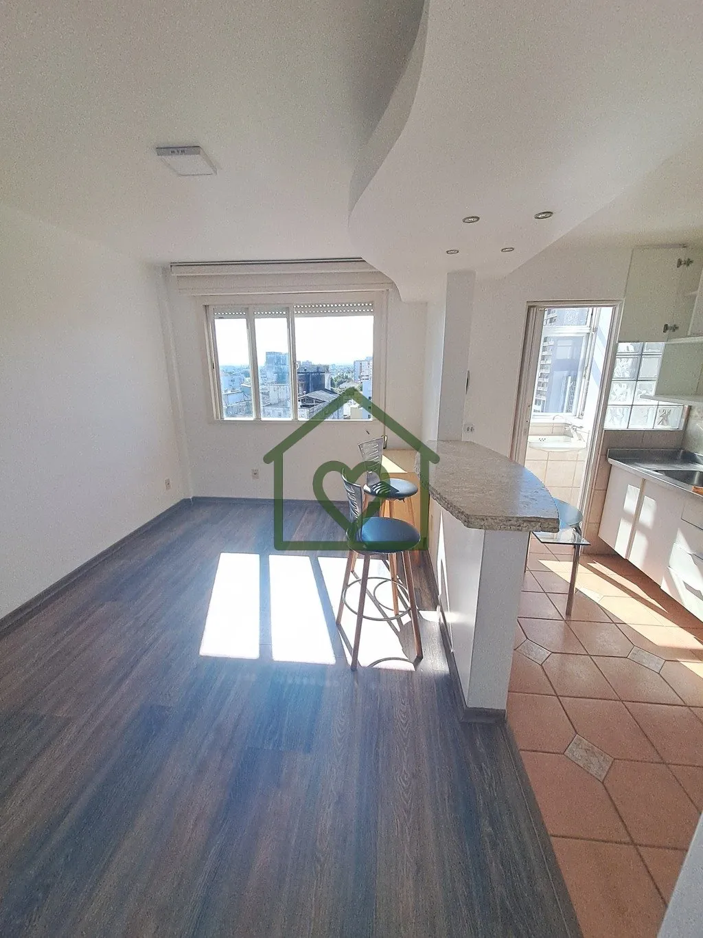 Imagem Apartamento reformado em frente ao Zaffari da Cristóvão Colombo com 1 dormitório e móveis sob me...