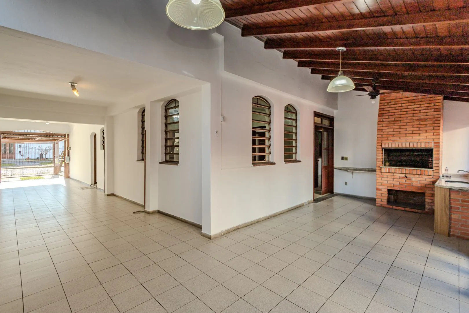 Imagem Casa no Partenon com 4 dormitórios e 4 vagas DESOCUPADA