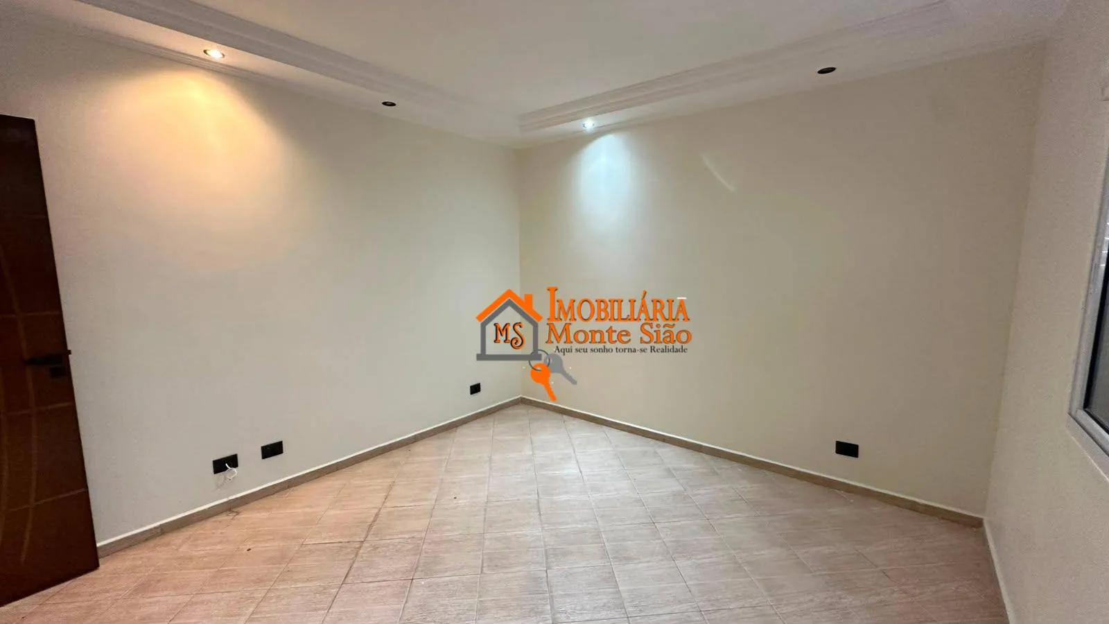 Imagem Casa Sobreposta com Piscina em Localização Privilegiada | 390 m² de Terreno
