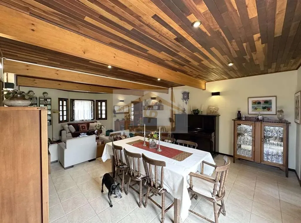 Imagem Rústica, avarandada, Mista alvenaria e madeira de lei, 3 dorms/1ste, gourmet, lareira!
