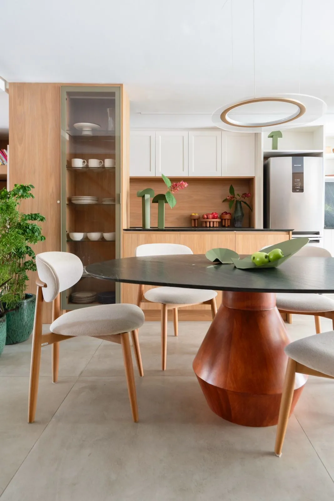 Imagem Casa com 3 suítes amplas, além de uma sala generoso com lareira e 2 vagas de garagem.