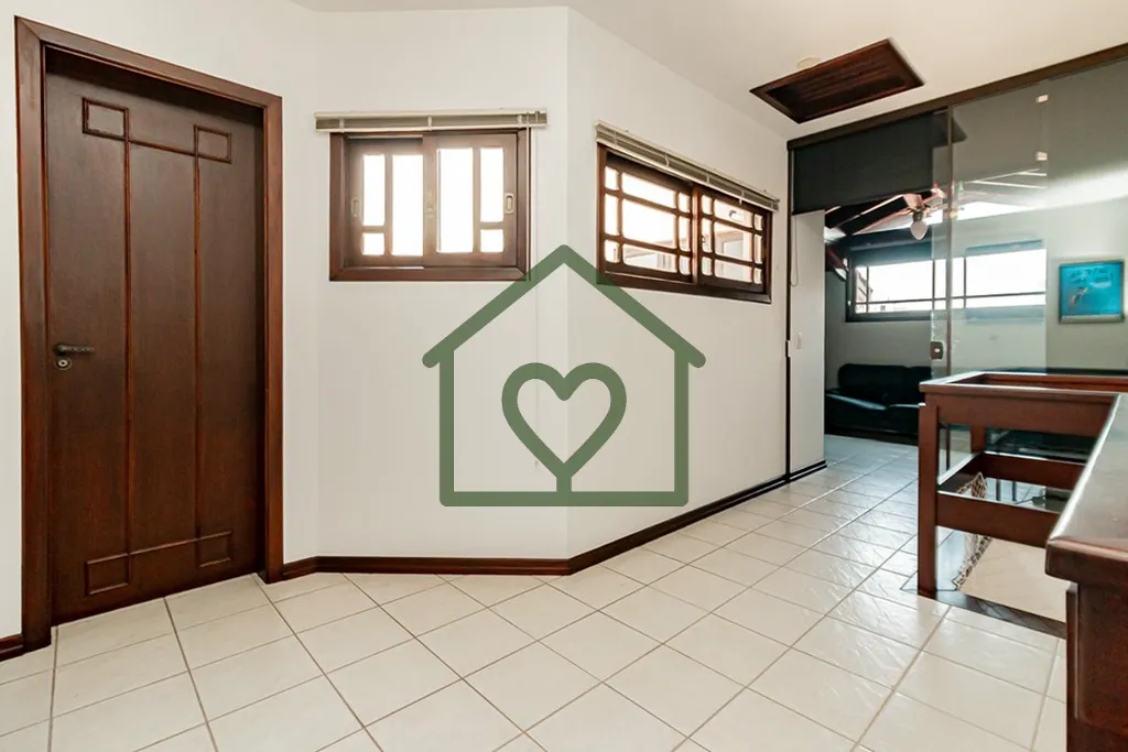 Imagem Casa 4 Quartos na Chácara das Pedras, Porto Alegre 
 
A casa conta com 4 dormitórios amplos, sendo...