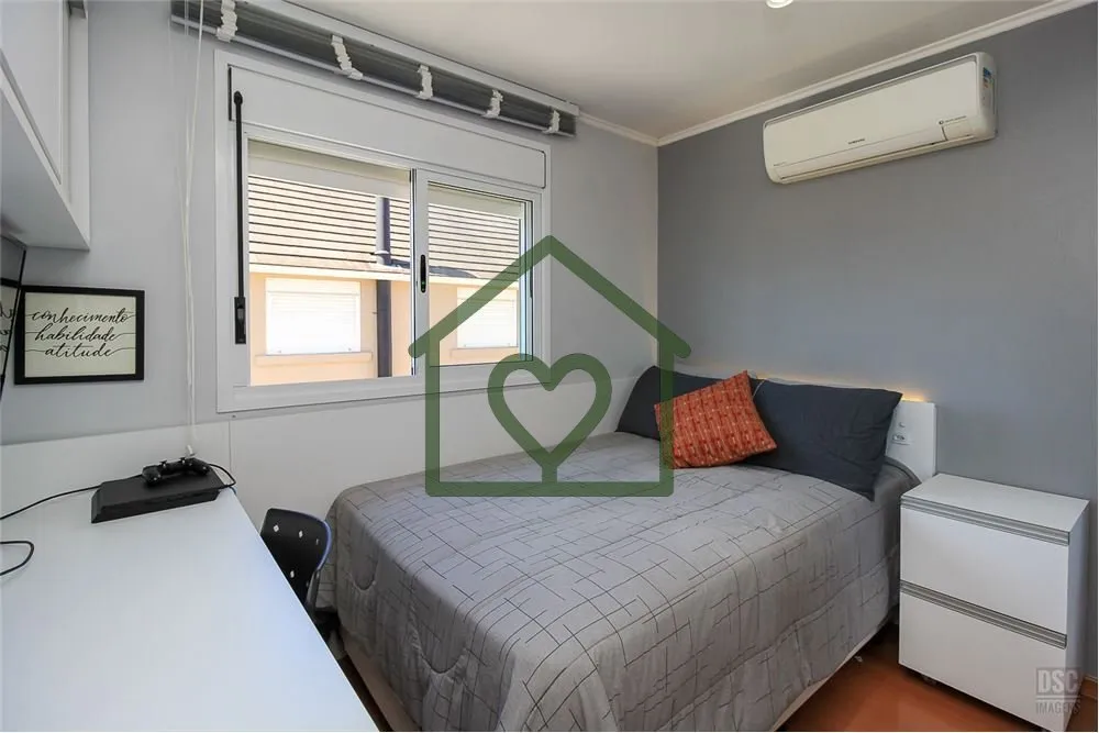 Imagem Linda casa em Condominio, com living de 2 ambientes (estar/jantar) com lareira, cozinha americana mo...