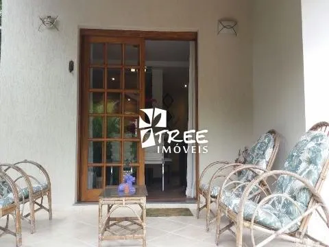 Imagem VENDA E LOCAÇÃO DE CASA NO CONDOMÍNIO NOVO HORIZONTE, EM ARUJÁ/SP, 350m² com 2 quartos, suíte, sala com lareira, piscina e churrasqueira. CONSULTE-NOS