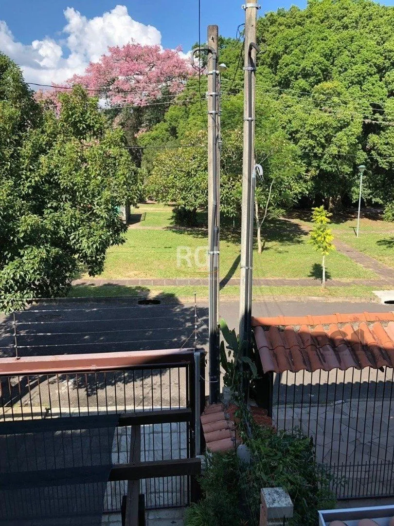 Imagem Casa residencial de 3 dormitórios sendo um uma suíte localizada no bairro Guarujá.