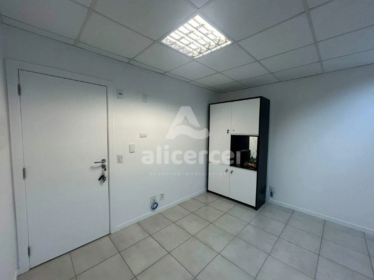 Imagem Sala à venda com 1 quarto , 41,7m² em Centro Florianópolis