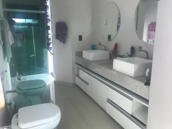 Imagem CASA COM 4 SUÍTES NA RUA 01 JOCKEY, CONDOMÍNIO FECHADO COM PORTARIA 24 HORAS, LOTE QUITADO E ESCRITURADO
