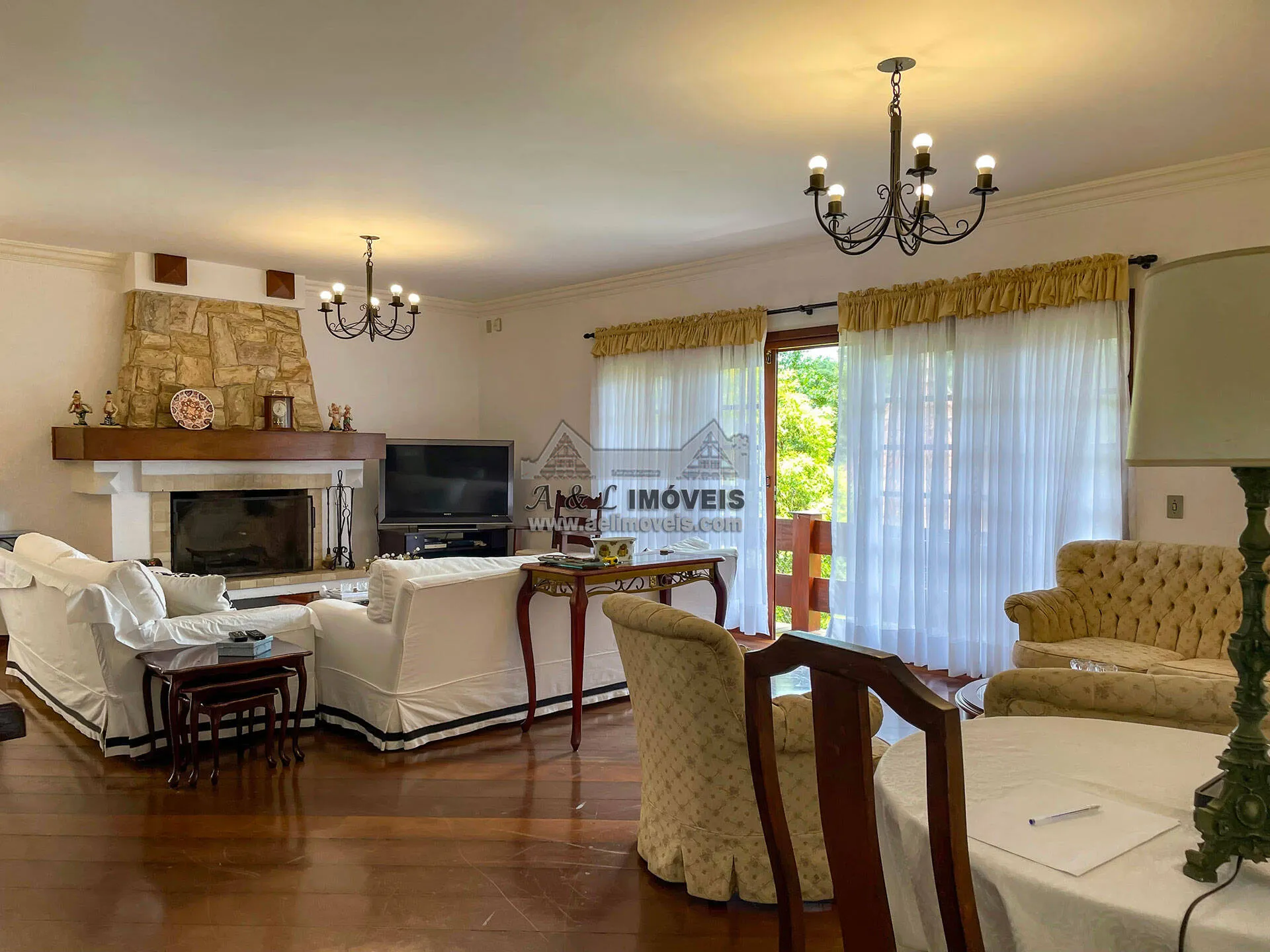 Imagem Casa à Venda em Campos do Jordão - 3 Lareiras e 1,5 km de Capivari