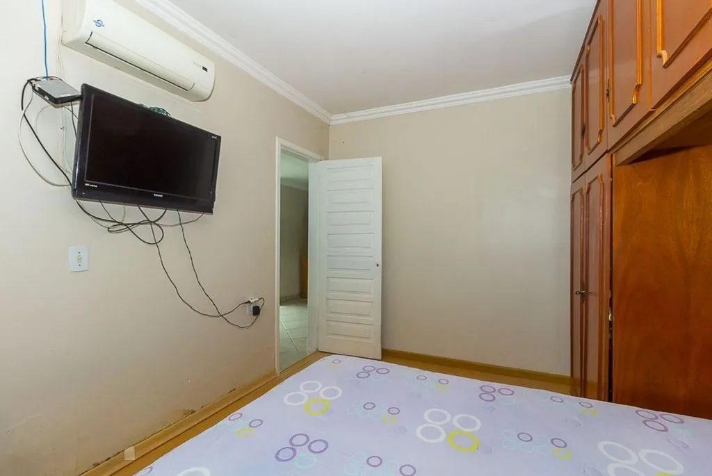 Imagem Casa de 4 dormitórios à venda no Bairro Ipanema - Porto Alegre