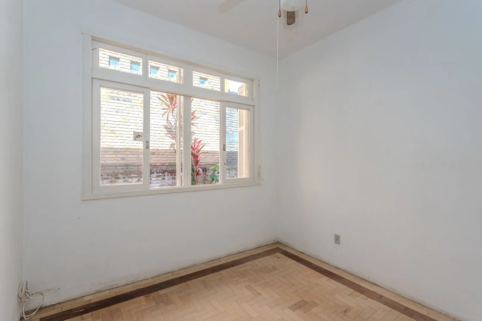 Imagem Casa no Menino Deus de 3 dormitórios e 5 vagas DESOCUPADA