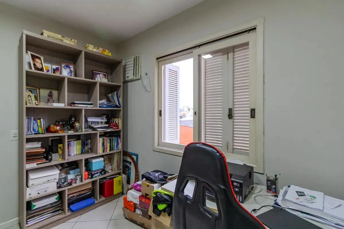 Imagem Casa de condomínio, 3 dormitórios, 1 suíte e 2 vagas cobertas no bairro Teresópolis.