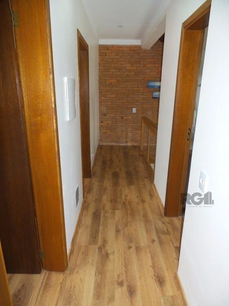 Imagem Excelente casa em condomínio com 3 dormitórios e 4 vagas.