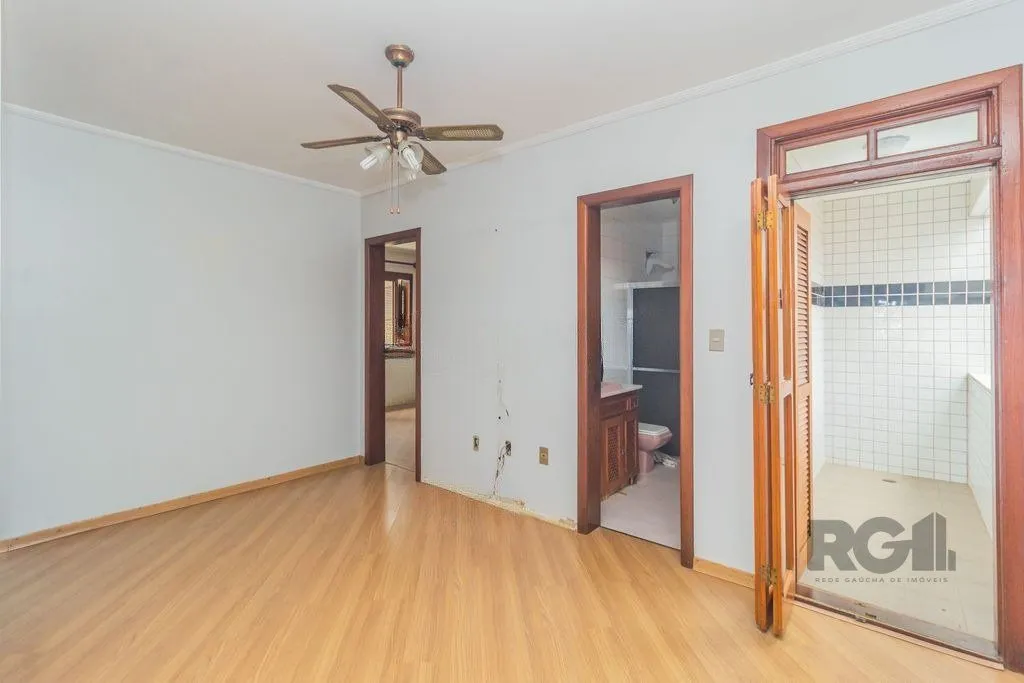 Imagem Casa com 240m², 3 dormitórios, 6 vagas no bairro Sarandi