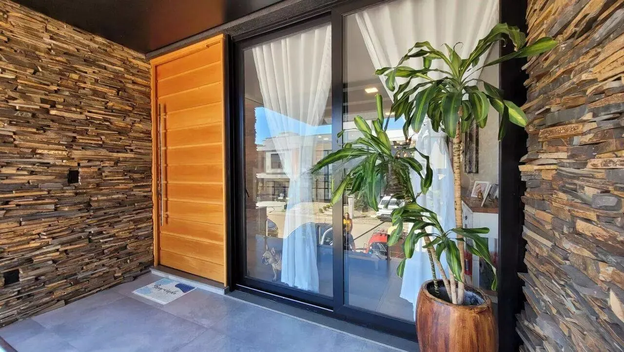 Imagem Casa em condomínio com 3 dormitórios, suíte e 2 vagas.