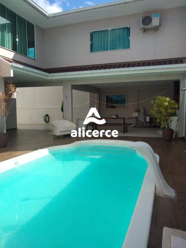 Imagem Casa ampla a 1 quadra da Beira-Mar Continental | 3 Dormitórios I 4 Vagas de Garagens I Piscina no bairro Estreito - Florianópolis/SC