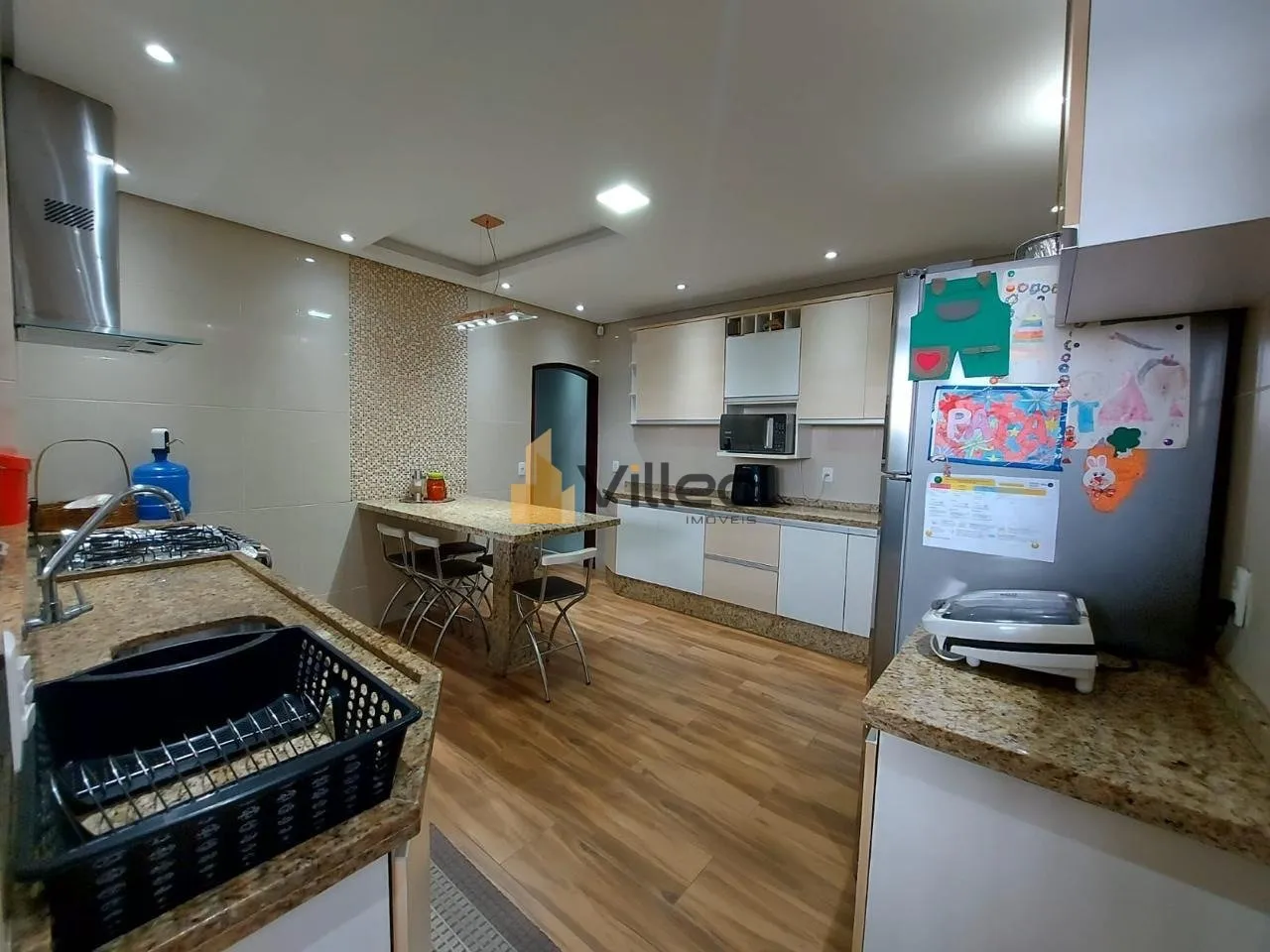 Imagem Apresentamos uma residência que une espaço, conforto e elegância no Wanel Ville II, um dos bairro...