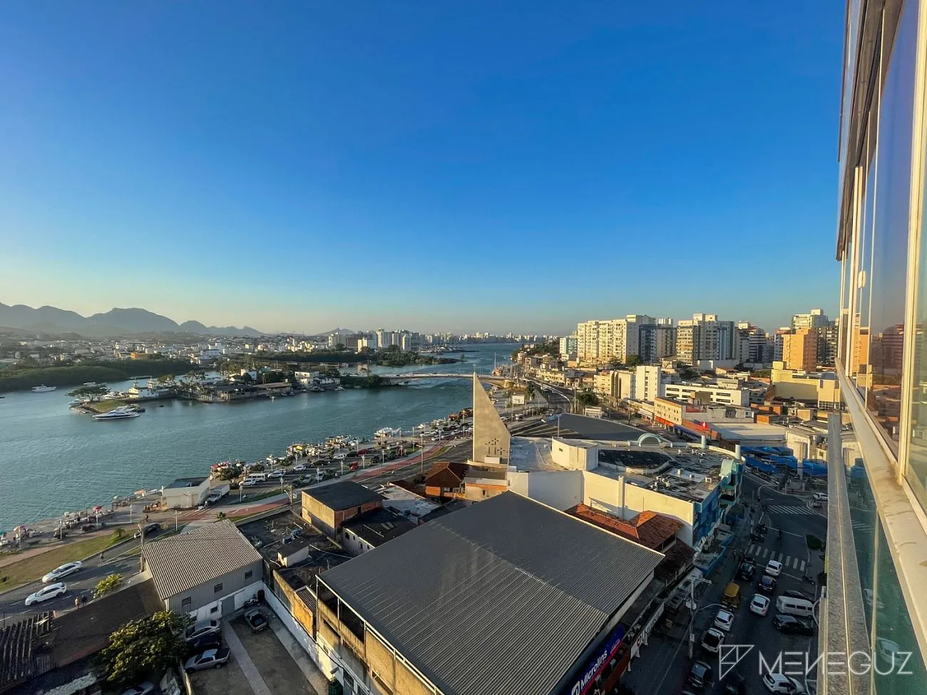 Imagem Apartamento de 2 quartos, com duas vagas de garagem, no centro de Guarapari com vista para o canal - Parcelamento em 60 meses!