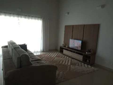 Imagem VENDA DE CASA EM SANTA ISABEL/SP, terreno de 3.120m² e 360m² A/C com 3 suítes, 3 salas, cozinha, quintal com pomar, piscina e 2 vagas. CONSULTE-NOS.