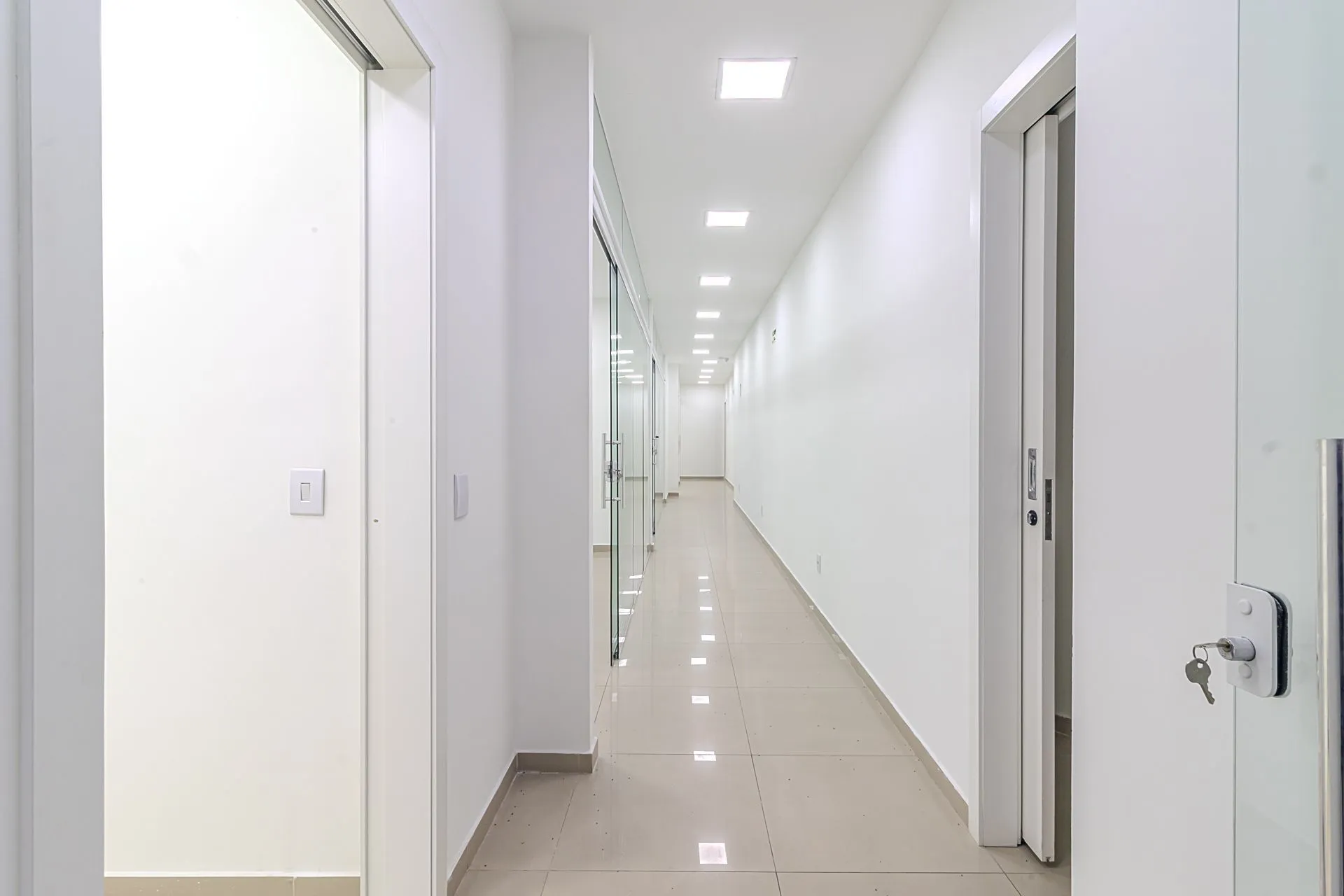 Imagem : MÁFFER IMÓVEIS ALUGA LOJA COMERCIAL COM 351M² DE ÁREA PRIVATIVA toda REFORMADA com excelente fachada e espaço para estacionamento em frente ao imóvel, ideal para empresas que buscam visibilidade e facilidade de acesso.