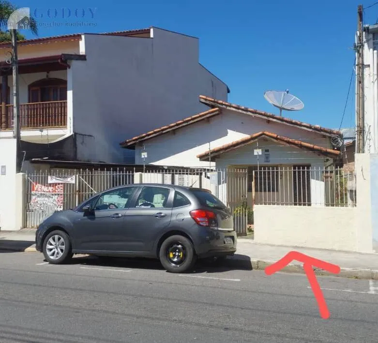 Foto do imóvel Casa Próxima ao Centro com casa de fundo