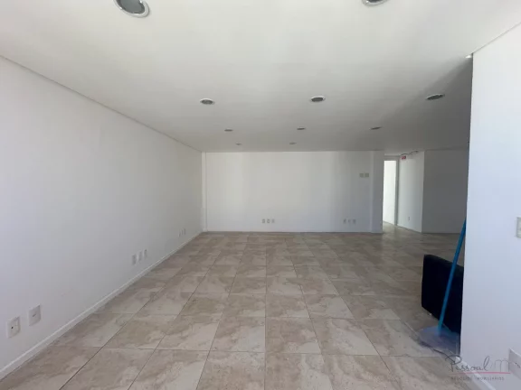 Imagem Ampla sala comercial com vista e terraço em um prédio tradicional do centro de Florianópolis. A s...