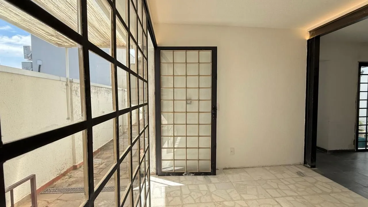 Imagem Casa semi reformada com 4 dormitórios e 4 vagas no Chácara das Pedras próx. Joao Wallig.