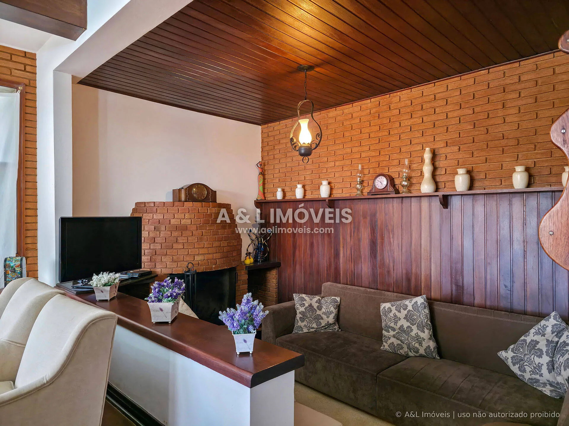 Imagem Casa à venda em Capivari, Campos do Jordão | 4 dormitórios e 2 suítes