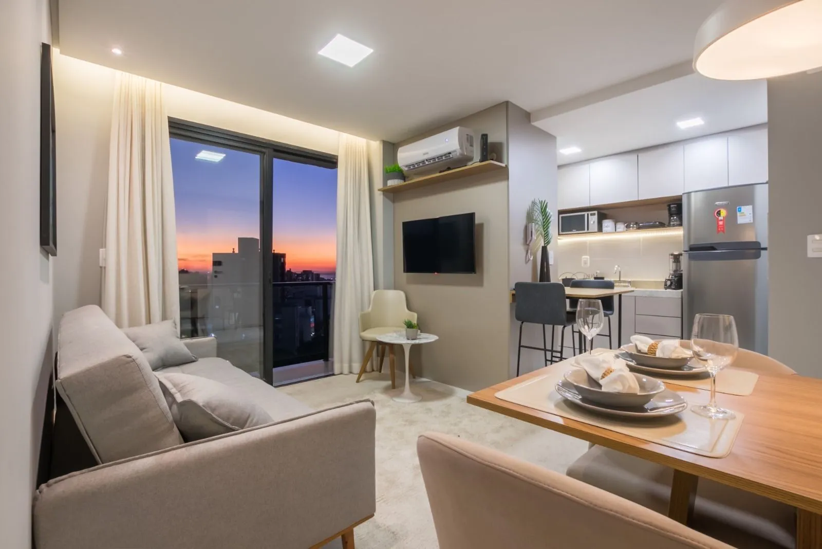 Imagem Apartamento completamente mobiliado e decorado, sacada, churrasqueira e vaga, com vista!