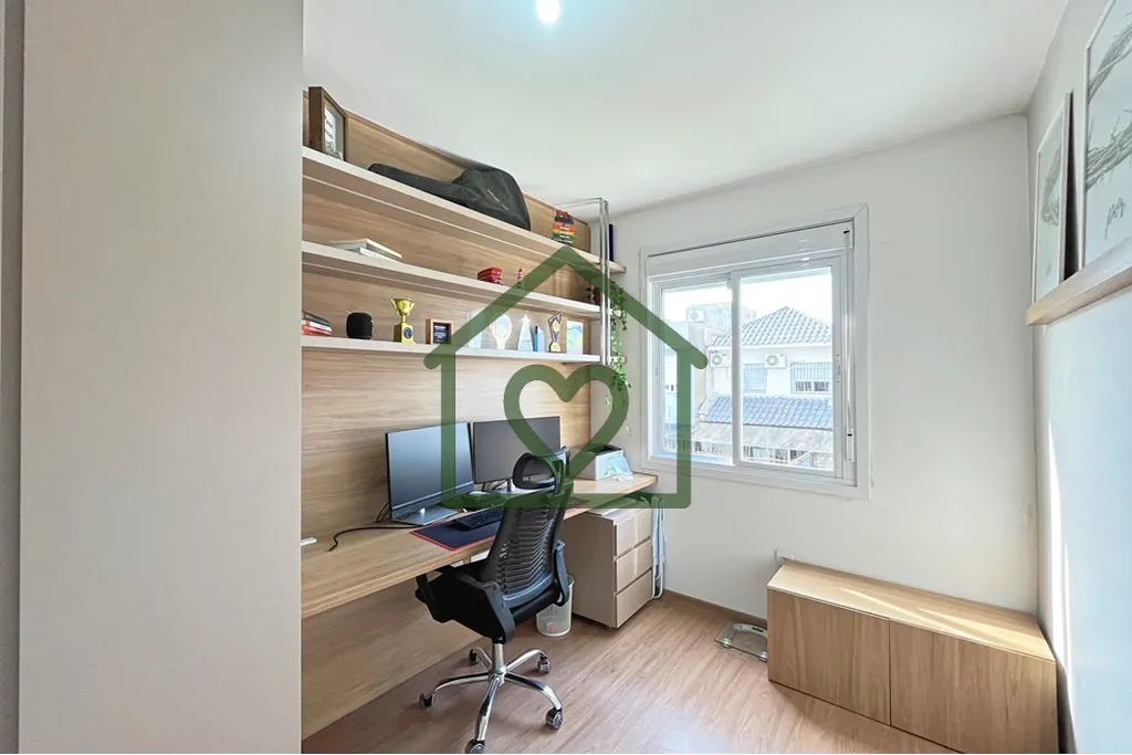 Imagem Este belo sobrado de 96m² oferece 3 dormitórios, incluindo 1 suíte com sacada. 
 A área social c...