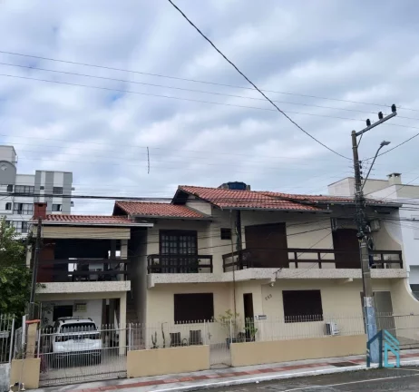 Foto do imóvel Casa a venda, são 4 casas no mesmo terreno sendo 2 casas de frente, (uma de 3 quartos e a outra de 2 quartos) em Balneário Camboriú SC