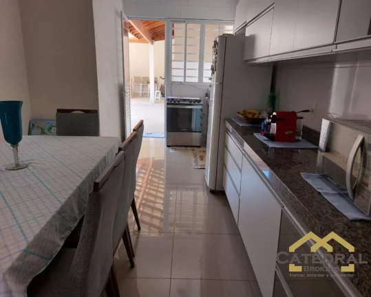 Imagem Casa com 2 Quartos, sendo 1 Suíte à venda por R$650.000,00 - 210m² - Jardim Guanabara - Jundiaí/SP