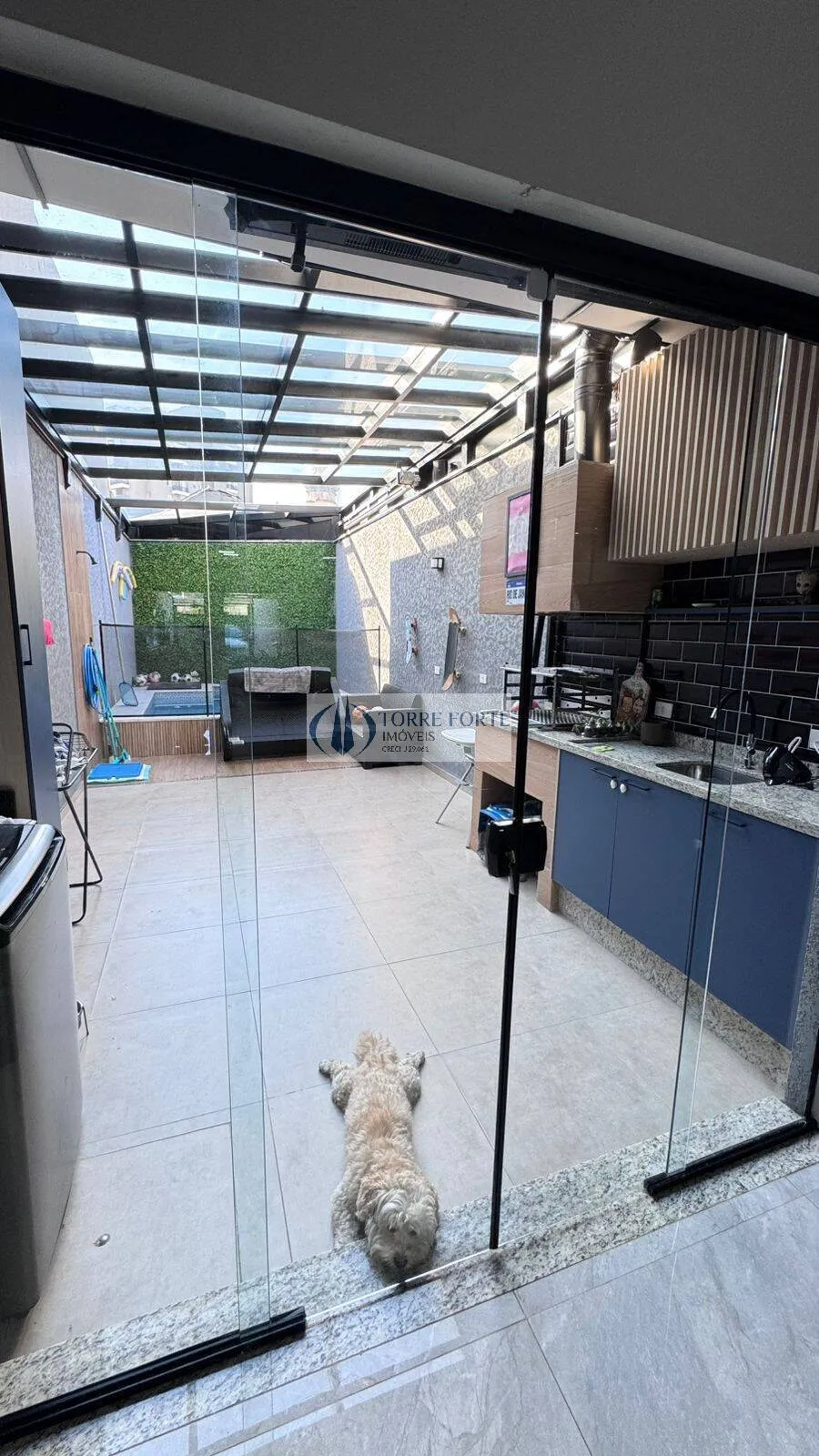 Imagem Belo Sobrado com 3 Suítes, 2 Vagas de Garagem e Piscina na Vila Carrão