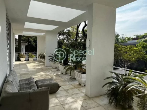 Imagem Casa com 850m² de área construída num terreno de 1.125m², Com projeto arquitetônico de João Ar...